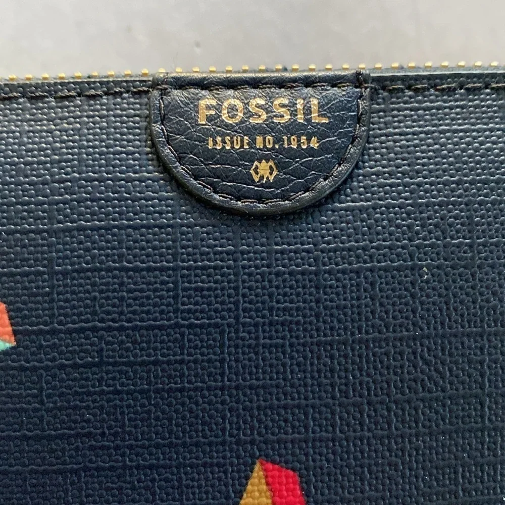 FOSSIL Vday Zip Clutch Hearst Zip Around Black Wallet. NWT